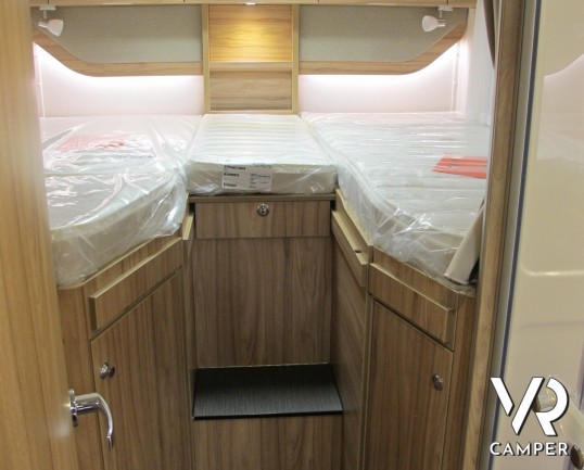 Hymer Exsis-I 678 - camper motorhome con letti gemelli in coda, cucina a L, bagno e doccia separati