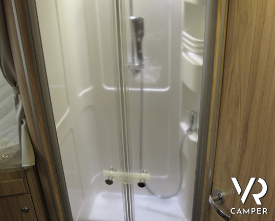 Hymer Exsis-I 678 - camper motorhome con letti gemelli in coda, cucina a L, bagno e doccia separati