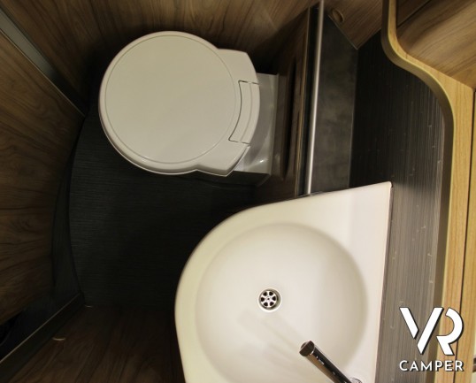 Hymer Exsis-I 678 - camper motorhome con letti gemelli in coda, cucina a L, bagno e doccia separati