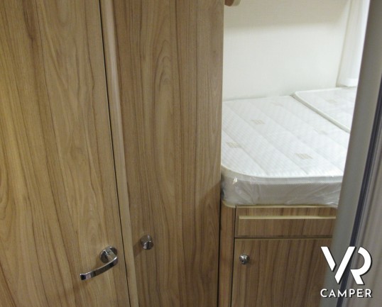 Hymer Exsis-I 678 - camper motorhome con letti gemelli in coda, cucina a L, bagno e doccia separati