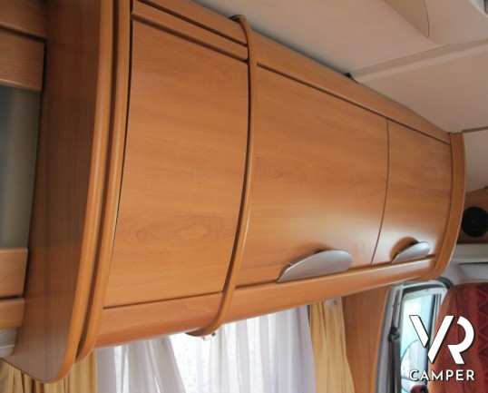 Hymer Tramp 664 GT: camper usato con letto matrimoniale, dinette a L con divanetto, cucina ad angolo, bagno e doccia separati, garage.