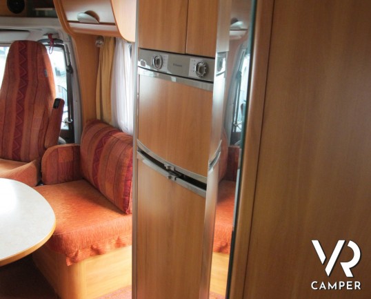 Hymer Tramp 664 GT: camper usato con letto matrimoniale, dinette a L con divanetto, cucina ad angolo, bagno e doccia separati, garage.
