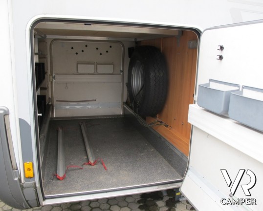 Hymer Tramp 664 GT: camper usato con letto matrimoniale, dinette a L con divanetto, cucina ad angolo, bagno e doccia separati, garage.