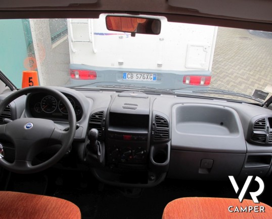 Hymer Tramp 664 GT: camper usato con letto matrimoniale, dinette a L con divanetto, cucina ad angolo, bagno e doccia separati, garage.