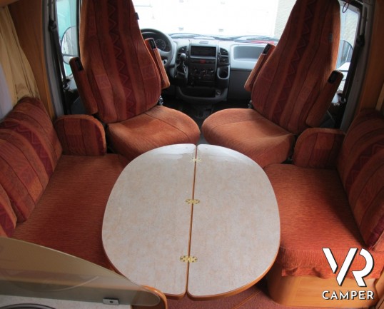 Hymer Tramp 664 GT: camper usato con letto matrimoniale, dinette a L con divanetto, cucina ad angolo, bagno e doccia separati, garage.