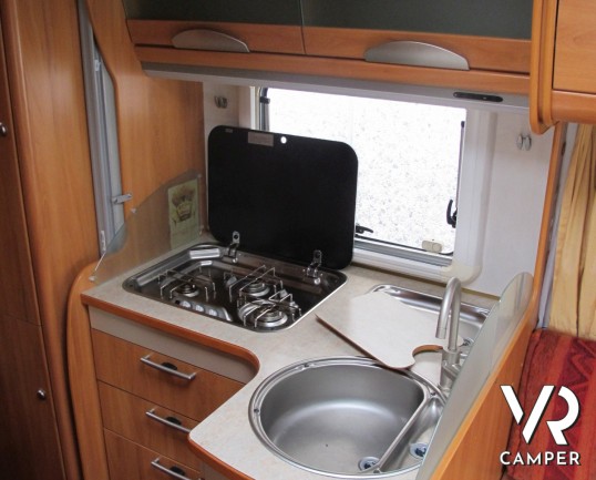 Hymer Tramp 664 GT: camper usato con letto matrimoniale, dinette a L con divanetto, cucina ad angolo, bagno e doccia separati, garage.