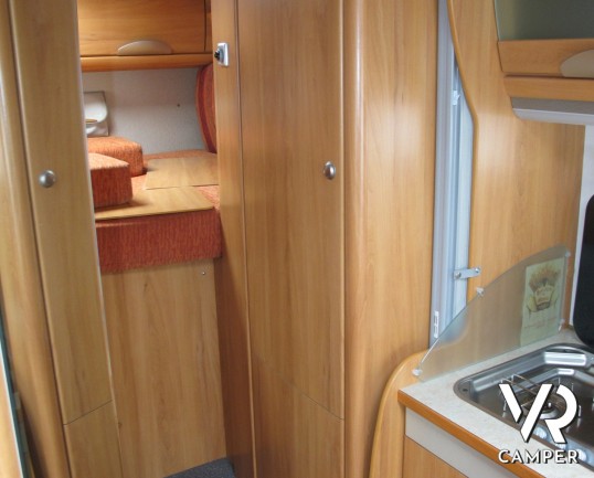 Hymer Tramp 664 GT: camper usato con letto matrimoniale, dinette a L con divanetto, cucina ad angolo, bagno e doccia separati, garage.