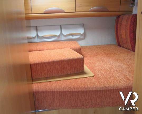 Hymer Tramp 664 GT: camper usato con letto matrimoniale, dinette a L con divanetto, cucina ad angolo, bagno e doccia separati, garage.