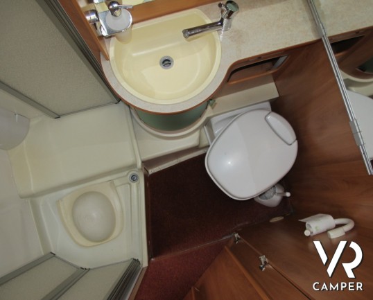 Hymer Tramp 664 GT: camper usato con letto matrimoniale, dinette a L con divanetto, cucina ad angolo, bagno e doccia separati, garage.