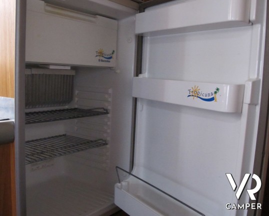 Laika Ecovip 5 L: camper mansardato usato compatto, 4 posti letto, con veranda e portamoto, vendita camper torino druento