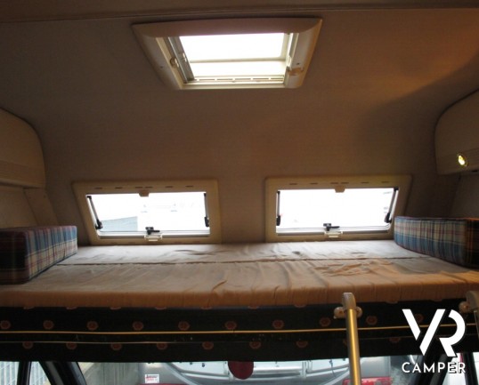 Laika Ecovip 5 L: camper mansardato usato compatto, 4 posti letto, con veranda e portamoto, vendita camper torino druento