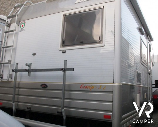 Laika Ecovip 5 L: camper mansardato usato compatto, 4 posti letto, con veranda e portamoto, vendita camper torino druento