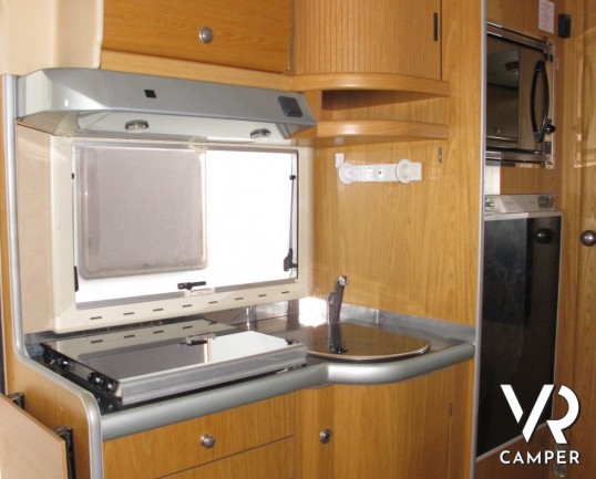 Laika Ecovip 5 L: camper mansardato usato compatto, 4 posti letto, con veranda e portamoto, vendita camper torino druento