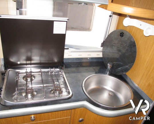 Laika Ecovip 5 L: camper mansardato usato compatto, 4 posti letto, con veranda e portamoto, vendita camper torino druento