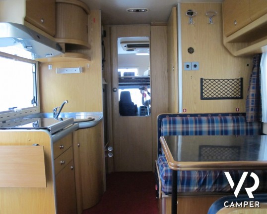 Laika Ecovip 5 L: camper mansardato usato compatto, 4 posti letto, con veranda e portamoto, vendita camper torino druento