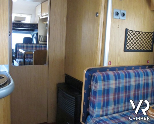 Laika Ecovip 5 L: camper mansardato usato compatto, 4 posti letto, con veranda e portamoto, vendita camper torino druento