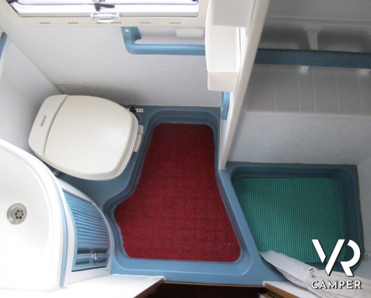 Laika Ecovip 5 L: camper mansardato usato compatto, 4 posti letto, con veranda e portamoto, vendita camper torino druento