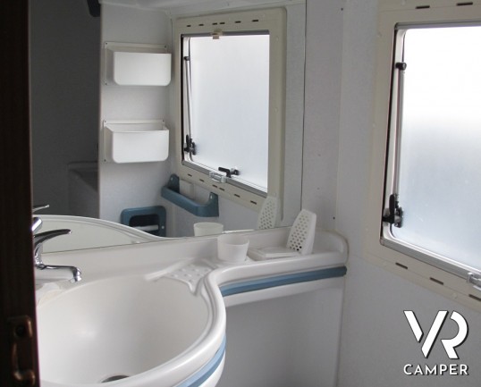 Laika Ecovip 5 L: camper mansardato usato compatto, 4 posti letto, con veranda e portamoto, vendita camper torino druento