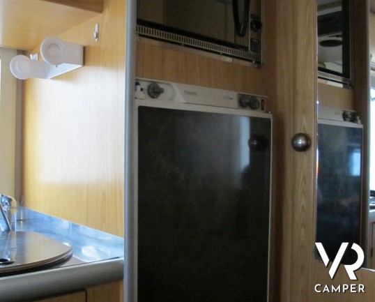 Laika Ecovip 5 L: camper mansardato usato compatto, 4 posti letto, con veranda e portamoto, vendita camper torino druento