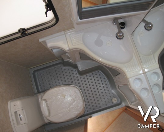 Ace Caravans S.A.: caravan usata 4 posti letto, con veranda, telaio Al-Ko, occasione per le vacanze.