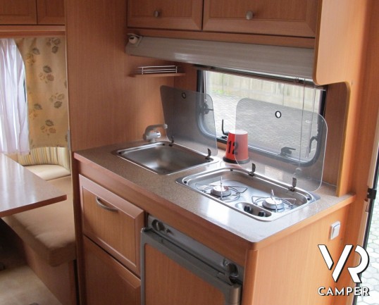 Ace Caravans S.A.: caravan usata 4 posti letto, con veranda, telaio Al-Ko, occasione per le vacanze.