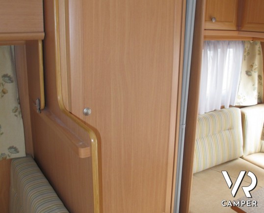 Ace Caravans S.A.: caravan usata 4 posti letto, con veranda, telaio Al-Ko, occasione per le vacanze.