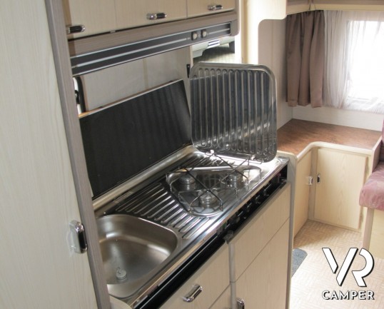 Burstner Scala: caravan chiusa attrezzata per il campeggio, 4 posti letto, ampia veranda, ideale per vacanze di famiglia