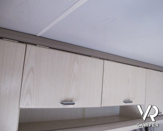 Burstner Scala: caravan chiusa attrezzata per il campeggio, 4 posti letto, ampia veranda, ideale per vacanze di famiglia