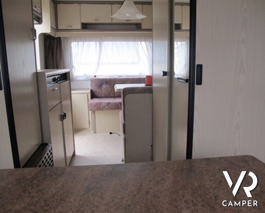 Burstner Scala: caravan chiusa attrezzata per il campeggio, 4 posti letto, ampia veranda, ideale per vacanze di famiglia