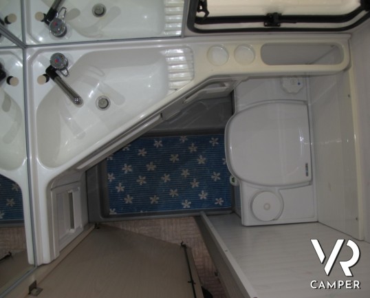 Burstner Scala: caravan chiusa attrezzata per il campeggio, 4 posti letto, ampia veranda, ideale per vacanze di famiglia