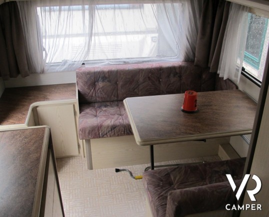 Burstner Scala: caravan chiusa attrezzata per il campeggio, 4 posti letto, ampia veranda, ideale per vacanze di famiglia