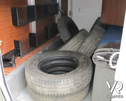 Hymer S 830: camper motorhome 4 posti letto, con portamoto, veranda elettrica, impianto stereo e TV. Pochi chilometri, patente C