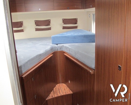 Hymer S 830: camper motorhome 4 posti letto, con portamoto, veranda elettrica, impianto stereo e TV. Pochi chilometri, patente C