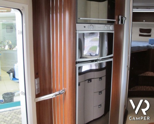 Hymer S 830: camper motorhome 4 posti letto, con portamoto, veranda elettrica, impianto stereo e TV. Pochi chilometri, patente C