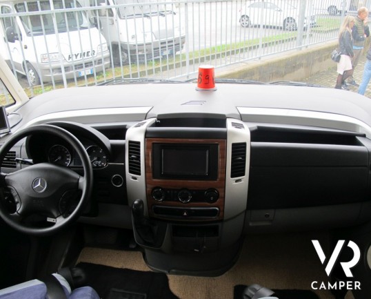 Hymer S 830: camper motorhome 4 posti letto, con portamoto, veranda elettrica, impianto stereo e TV. Pochi chilometri, patente C