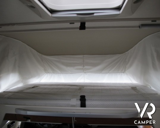 Hymer S 830: camper motorhome 4 posti letto, con portamoto, veranda elettrica, impianto stereo e TV. Pochi chilometri, patente C