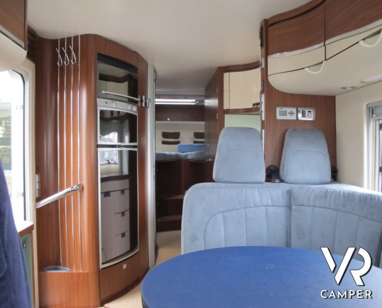 Hymer S 830: camper motorhome 4 posti letto, con portamoto, veranda elettrica, impianto stereo e TV. Pochi chilometri, patente C