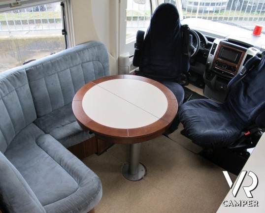 Hymer S 830: camper motorhome 4 posti letto, con portamoto, veranda elettrica, impianto stereo e TV. Pochi chilometri, patente C