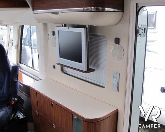Hymer S 830: camper motorhome 4 posti letto, con portamoto, veranda elettrica, impianto stereo e TV. Pochi chilometri, patente C