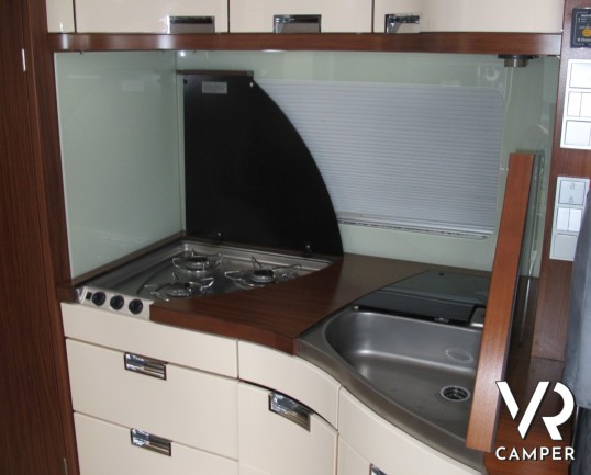 Hymer S 830: camper motorhome 4 posti letto, con portamoto, veranda elettrica, impianto stereo e TV. Pochi chilometri, patente C