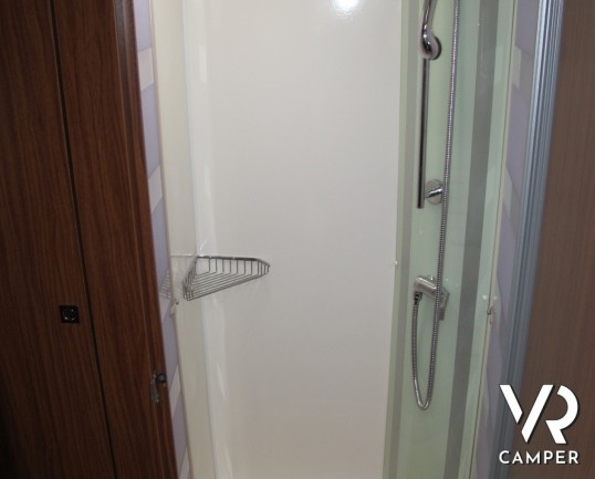 Hymer S 830: camper motorhome 4 posti letto, con portamoto, veranda elettrica, impianto stereo e TV. Pochi chilometri, patente C