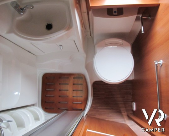 Laika X 650 R: camper usato semintegrale 4 posti letto, con Turbovent, veranda, climatizzatore automatico.