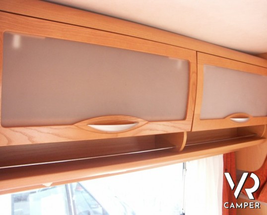 XGO Family 105: camper mansardato usato con letti a castello in coda, doppia dinette, frigorifero grande, doccia separata in bagno.