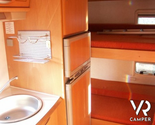 XGO Family 105: camper mansardato usato con letti a castello in coda, doppia dinette, frigorifero grande, doccia separata in bagno.