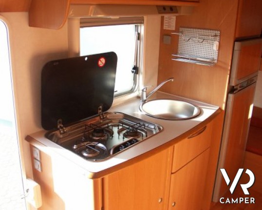 XGO Family 105: camper mansardato usato con letti a castello in coda, doppia dinette, frigorifero grande, doccia separata in bagno.