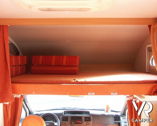 XGO Family 105: camper mansardato usato con letti a castello in coda, doppia dinette, frigorifero grande, doccia separata in bagno.