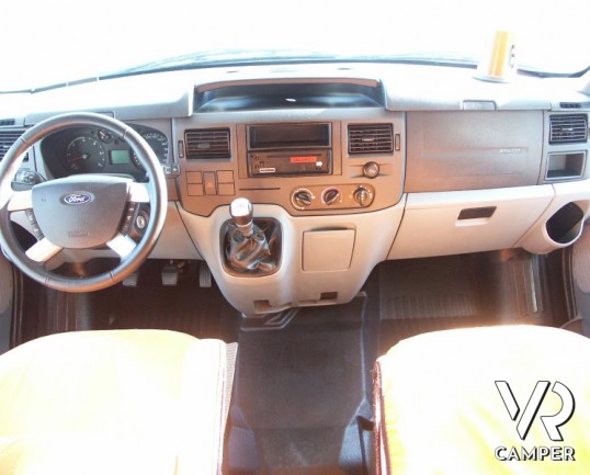 XGO Family 105: camper mansardato usato con letti a castello in coda, doppia dinette, frigorifero grande, doccia separata in bagno.