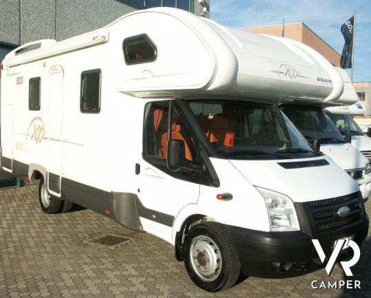 XGO Family 105: camper mansardato usato con letti a castello in coda, doppia dinette, frigorifero grande, doccia separata in bagno.