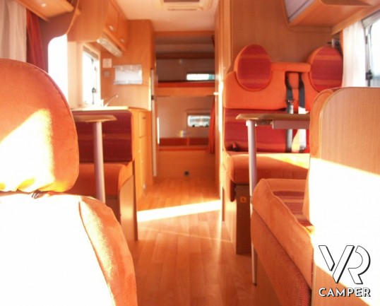 XGO Family 105: camper mansardato usato con letti a castello in coda, doppia dinette, frigorifero grande, doccia separata in bagno.