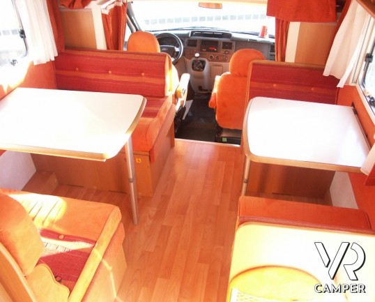 XGO Family 105: camper mansardato usato con letti a castello in coda, doppia dinette, frigorifero grande, doccia separata in bagno.